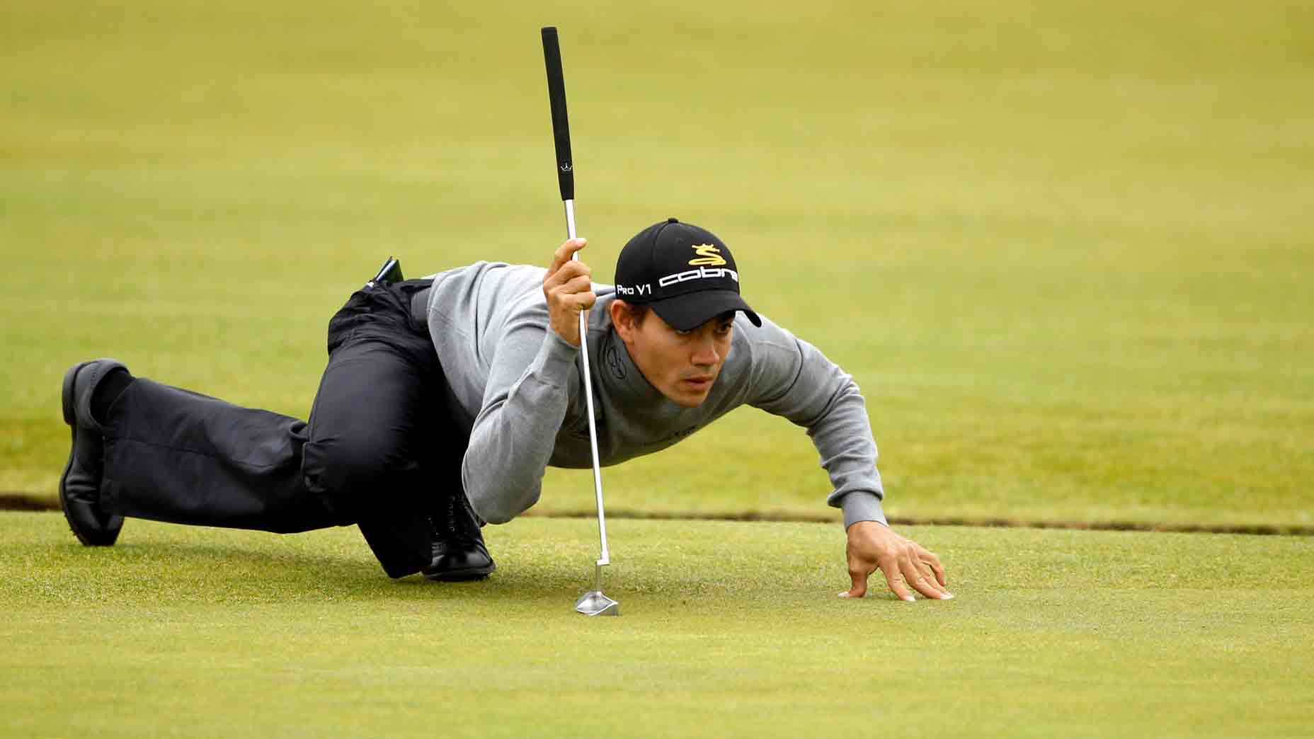 Camilo Villegas reading the green